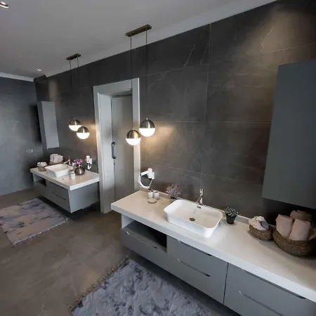 Villa Exclusive 5 Star Villa with Private Infinity Pool&Jacuzzi, White Wings Villa 1003 *